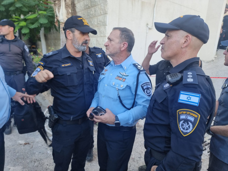 מפכ''ל המשטרה יעקב שבתאי בזירת הטבח בבסמת טבעון (צילום: דוברות המשטרה)