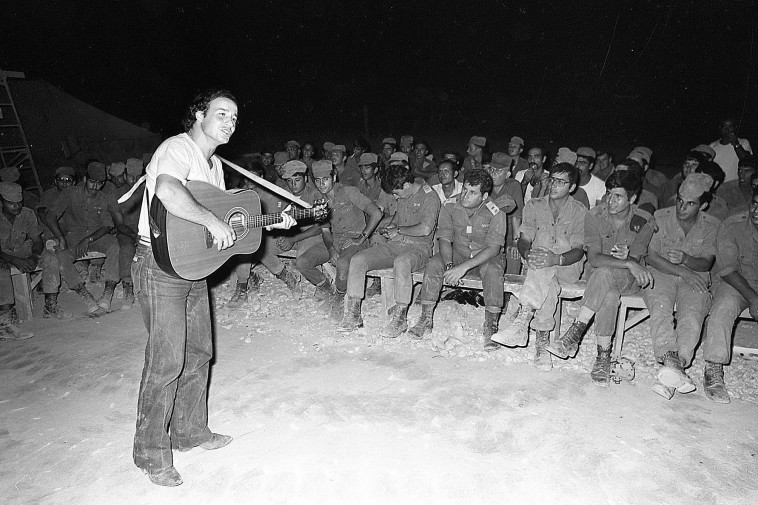 אבי טולדנו בהופעה בפני חיילים