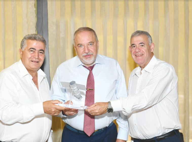 מנכ''ל תעשיה אווירית בועז לוי, אביגדור ליברמן ויו''ר דירקטוריון תעשיה אווירית עמיר פרץ