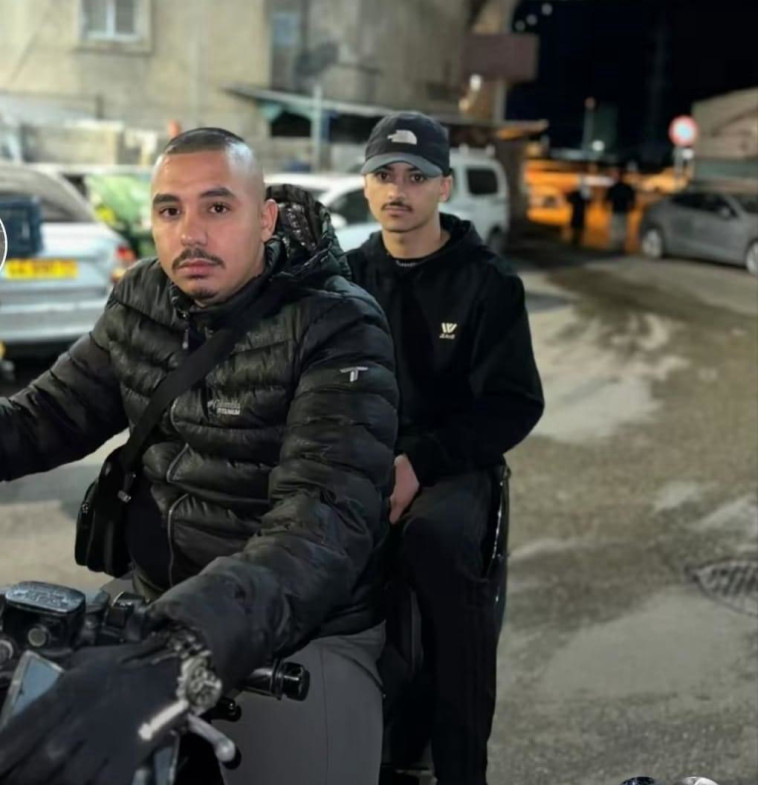 ראני עזאייזי שנרצח בפורידיס (משמאל)