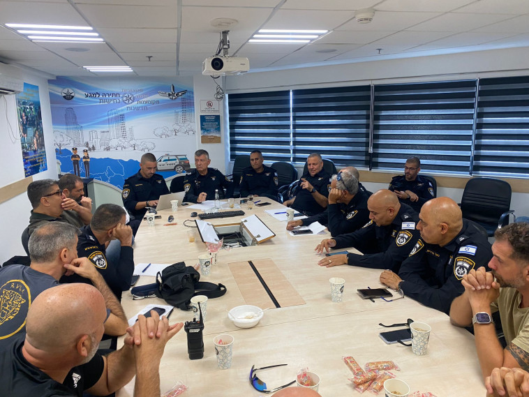 הערכת המצב במשטרה בעקבות רצח הנתין הזר בתל אביב