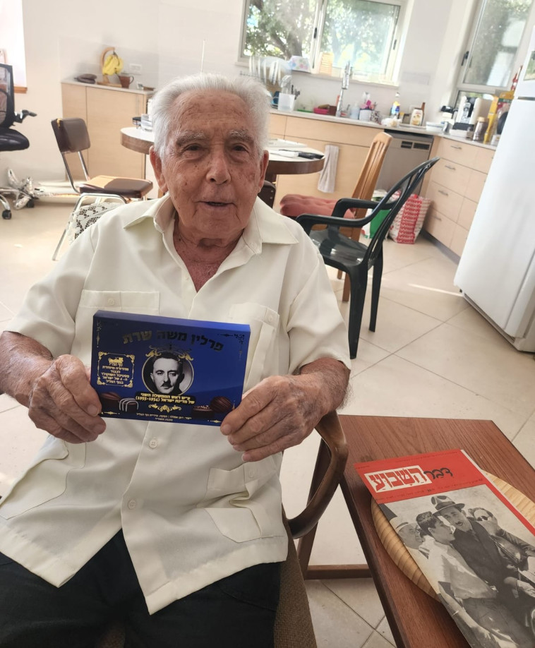 חיים שרת, בנו של ראש הממשלה השני, עם המארז הייחודי