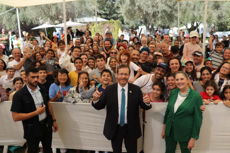 סוכות בבית הנשיא