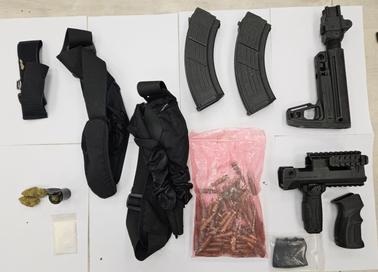 הנשקים שנתפסו בלוד (צילום: דוברות המשטרה)