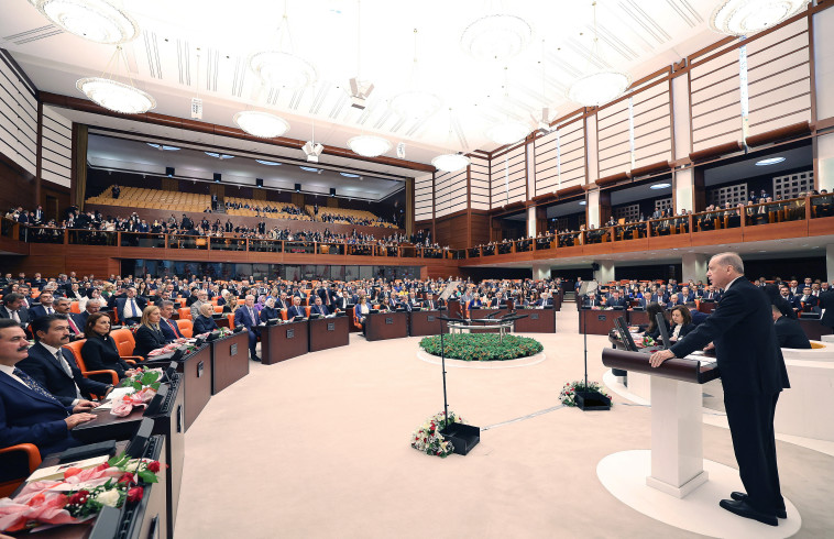 נשיא טורקיה ארדואן בנאומו בפרלמנט (צילום: רויטרס)