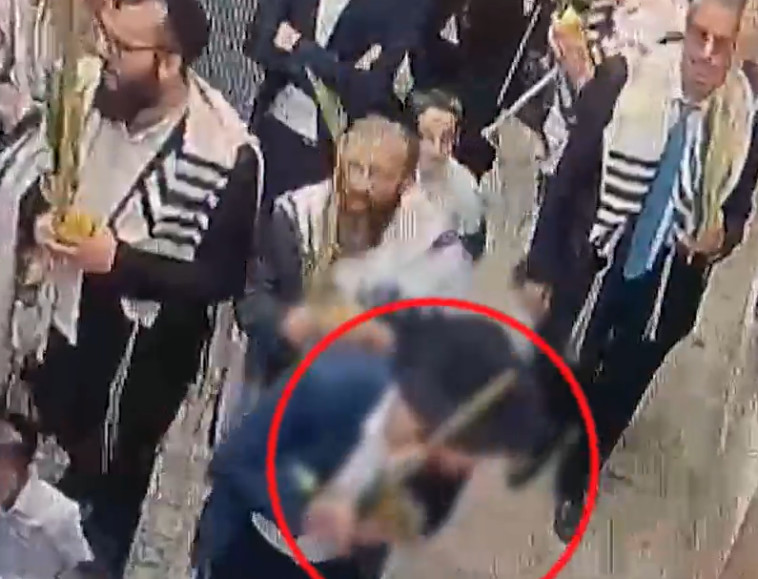 חרדי יורק בכניסה לכנסייה בירושלים