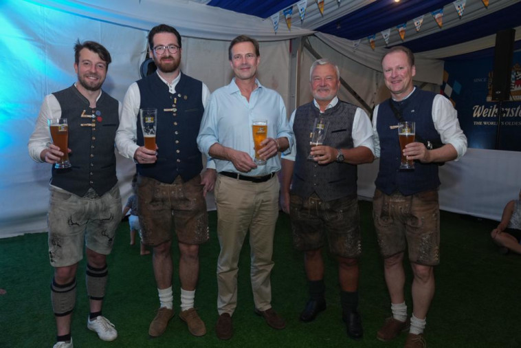 השגריר הגרמני שטפן זייברט בפסטיבל אוקטוברפסט בתל אביב