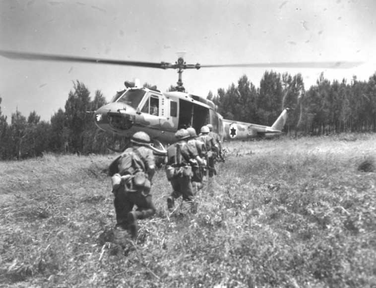 חילוץ פצועים במהלך מלחמת יום כיפור (צילום: דובר צה''ל)