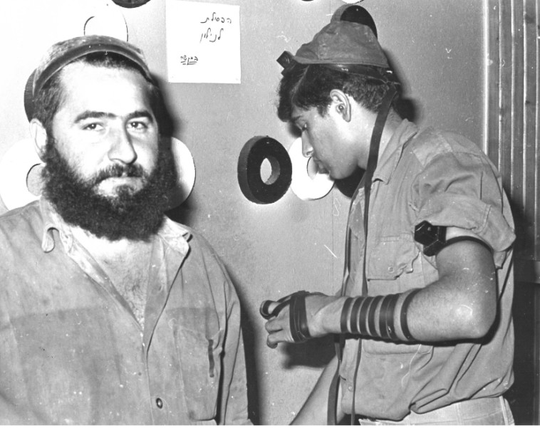 חייל מניח תפילין במהלך המלחמה