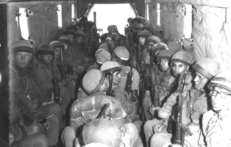 צנחנים במטוס קרנף