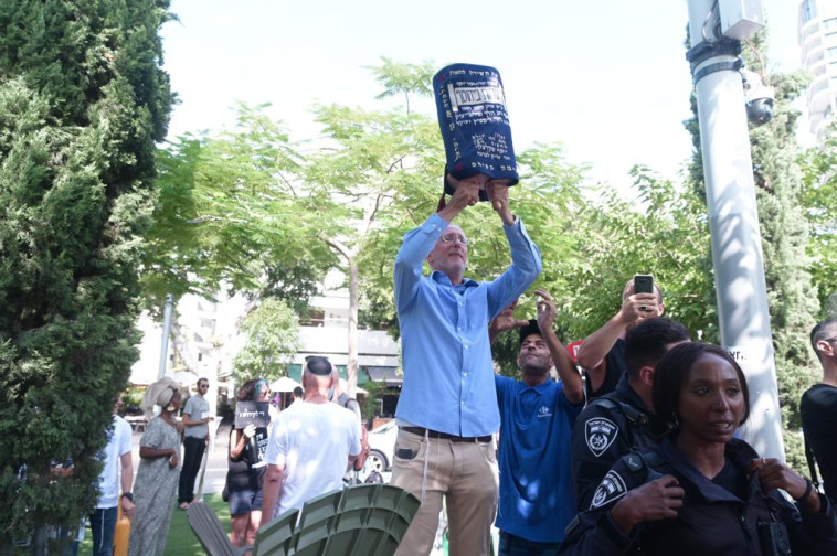 תפילה בהפרדה בכיכר דיזנגוף