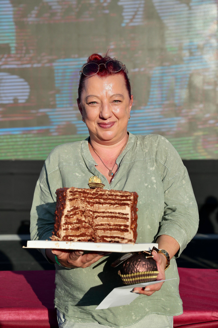 אירנה נגורני עם העוגה המנצחת  (צילום: דוברות עיריית נוף הגליל)