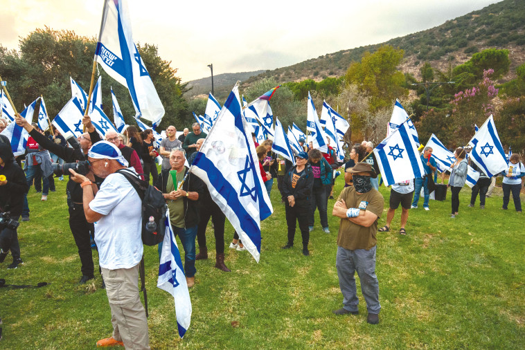 פעילי מחאה מחוץ לנווה אטיב