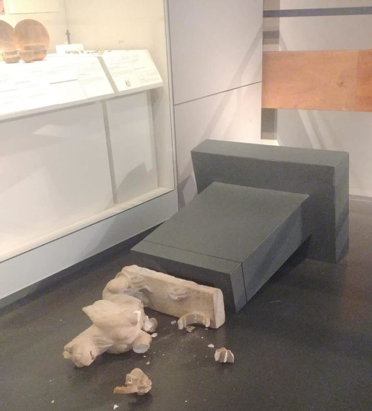 הנזק שנגרם לפסלים במוזיאון ישראל (צילום: מוזיאון ישראל)