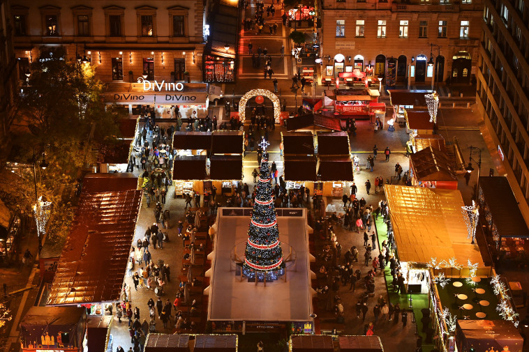 שוק חג המולד בבודפשט (צילום: REUTERS/Marton Monus)