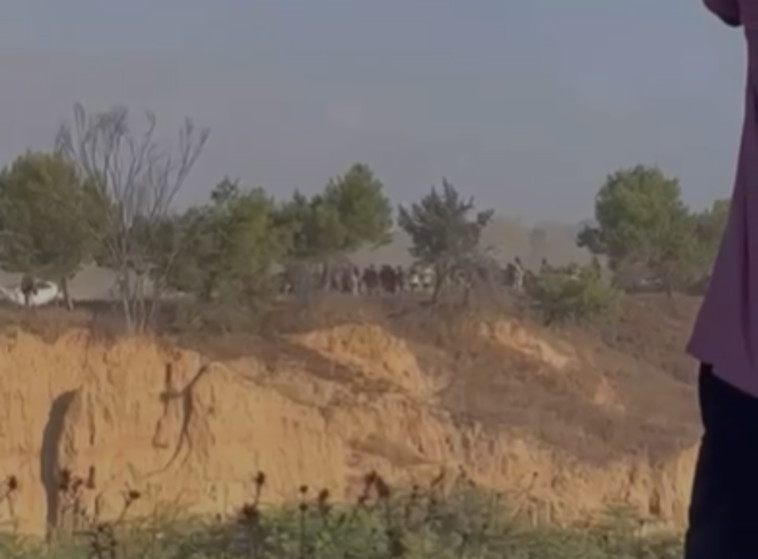 מחבלים פתחו באש במסיבת טבע ליד קיבוץ בארי