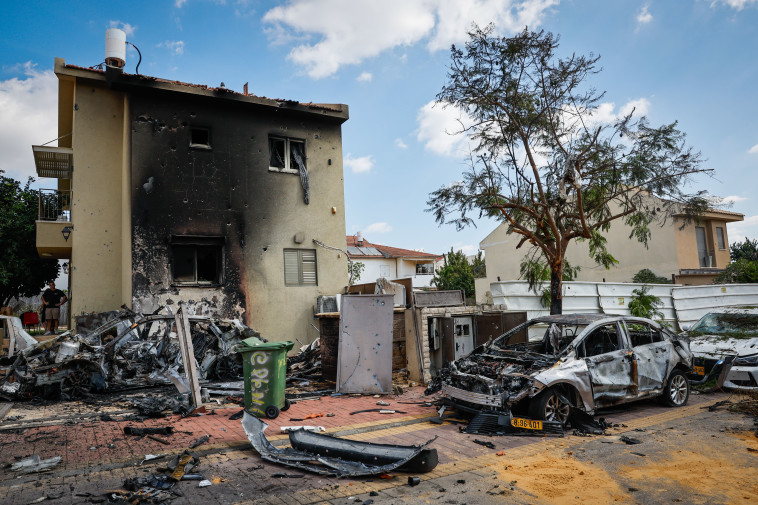 פגיעת רקטה במזכרת בתיה, מבצע חרבות ברזל