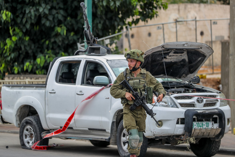 חייל צה''ל בסריקה אחרי מחבלי חמאס בשדרות (צילום: ג'מאל עוואד, פלאש 90)