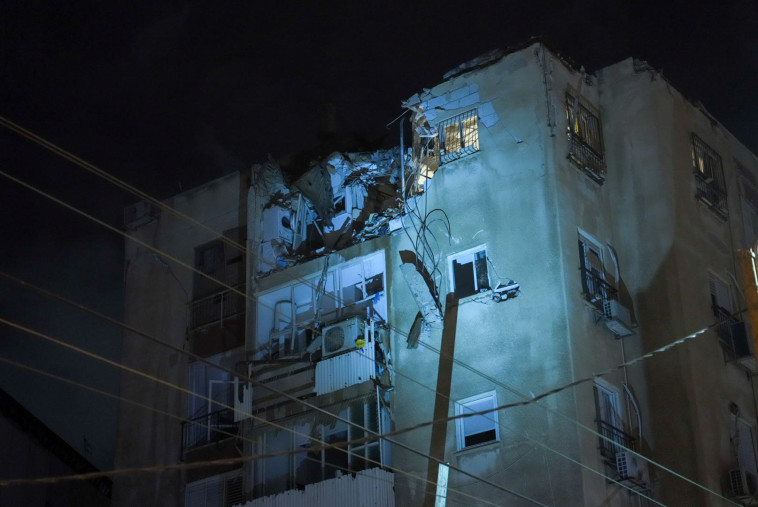 פגיעה ישירה בבניין בתל אביב (צילום:  אריק מרמור, פלאש 90)