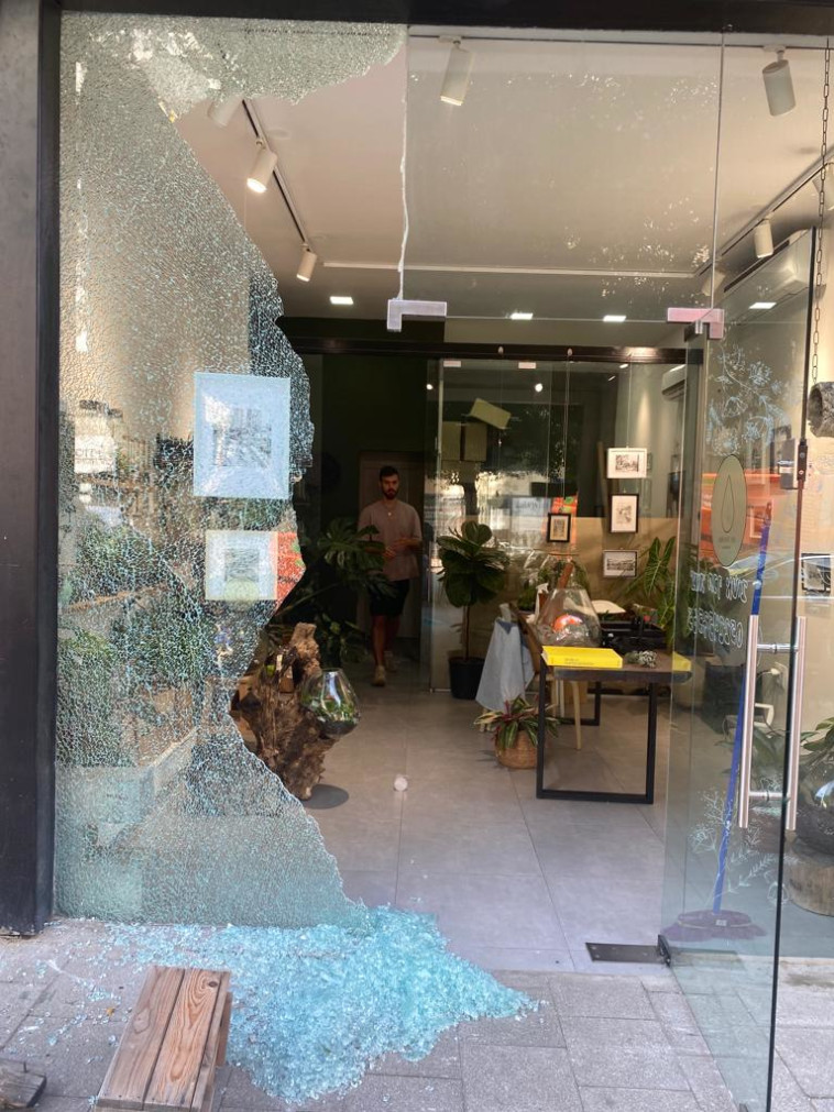 חנות שניזוקה כתוצאה מנפילת רקטה בתל אביב