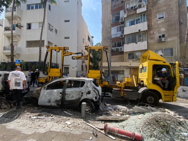 פינוי רכב שנפגע מרקטה בתל אביב