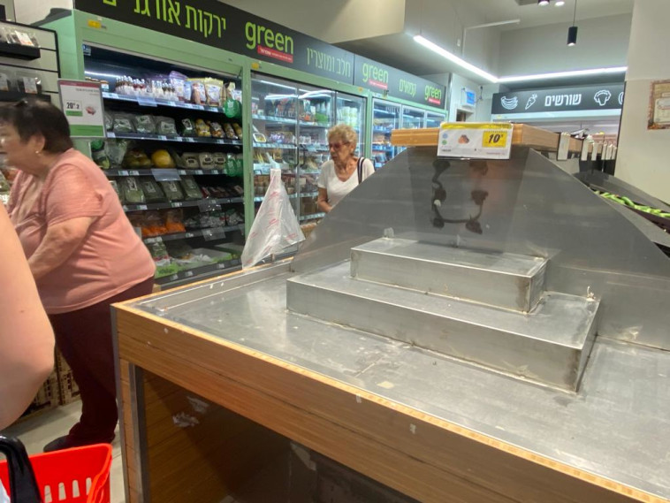 מדפים ריקים בסניף שופרסל בתל אביב