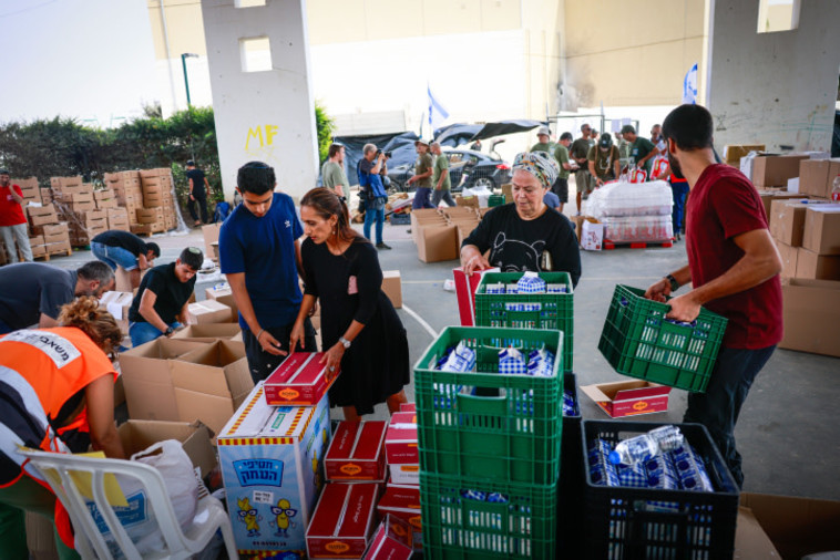 ישראלים אורזים מזון וציוד לתרומה במבצע חרבות ברזל (צילום: חיים גולדברג, פלאש 90)