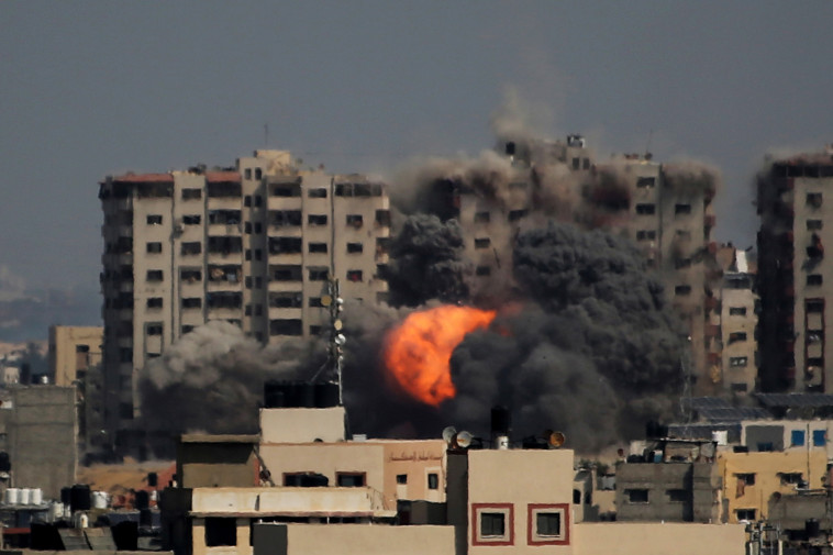 תקיפות צה''ל ברצועת עזה (צילום:  Ahmad Hasaballah/Getty Images)