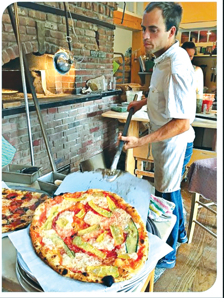 טים מחזיק פיצה (צילום: פרטי)