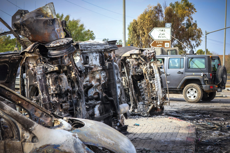 מכוניות שרופות שלט בכניסה לישוב בארי 