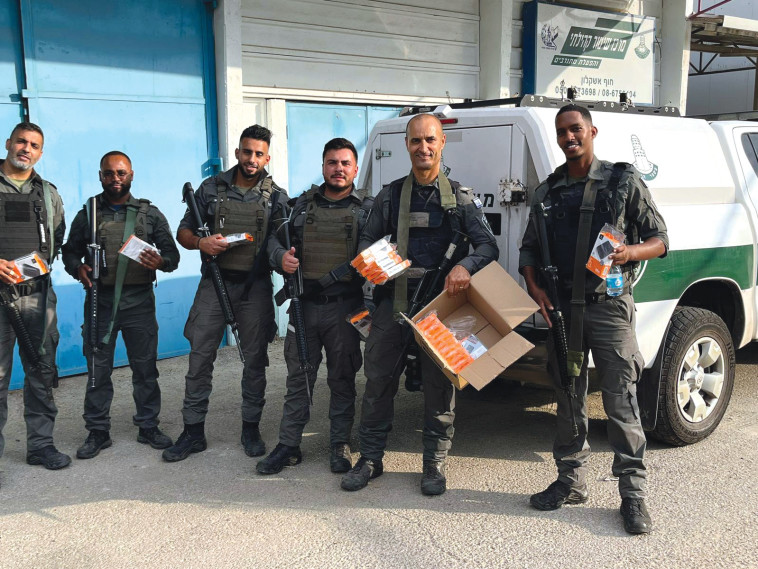 פלאפון תורמת מטענים וטלפונים ניידים לחיילים בדרום 