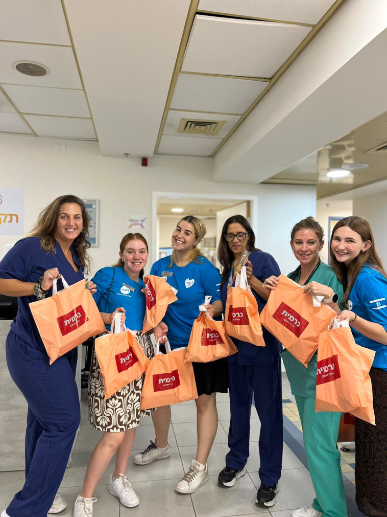 אחיות ורופאות בבית חולים עם חבילות מתוקות של ''כרמית''