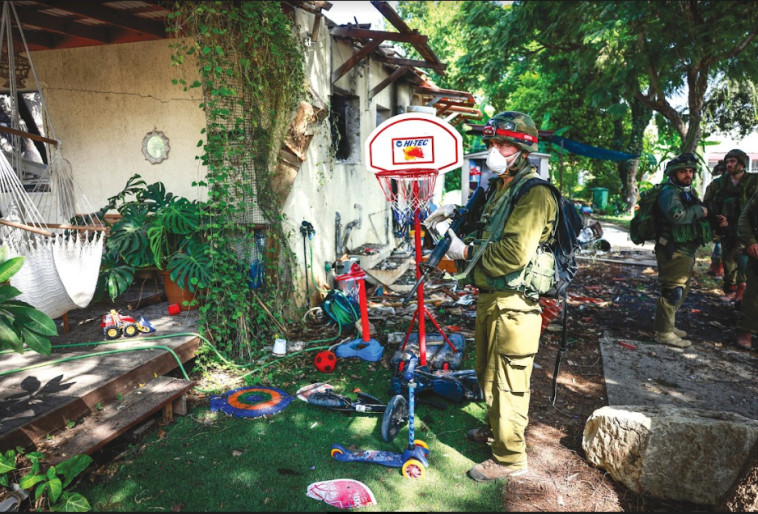 חיילי צהל ליד הריסות בית בקיבוץ כפר עזה