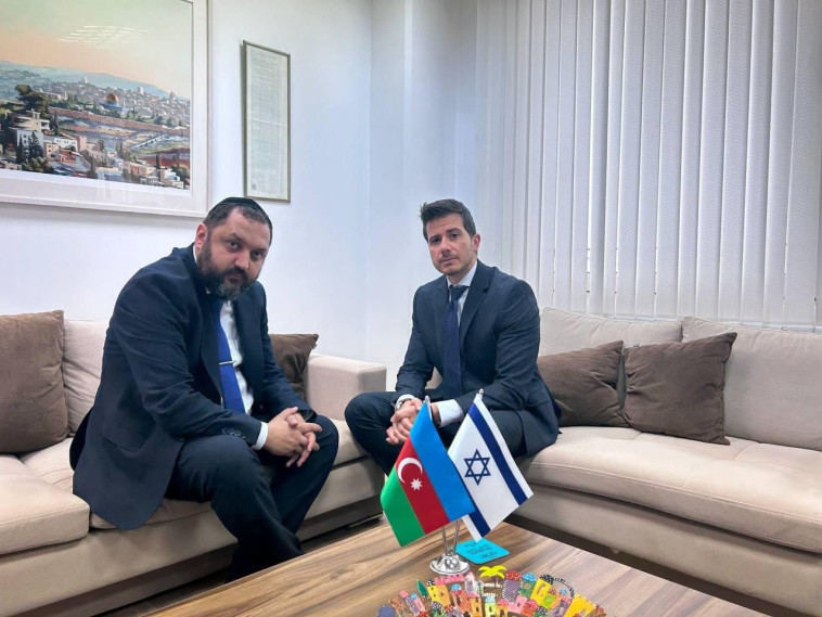 הרב איסייב עם שגריר ישראל באזרבייג׳ן (צילום: באדיבות הקהילה היהודית)