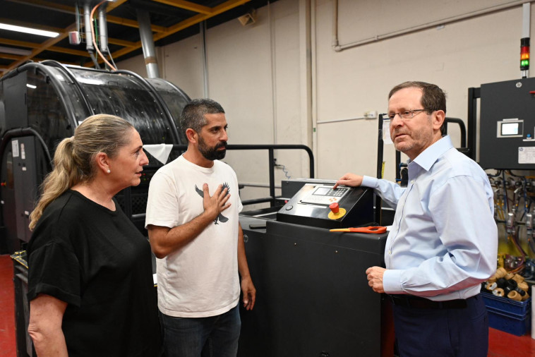 יצחק הרצוג בקיבוץ בארי