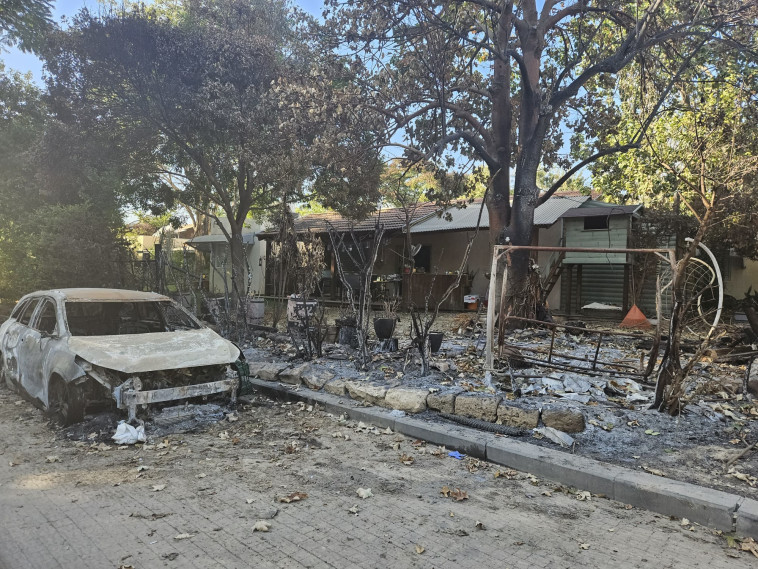 ההרס בקיבוץ בארי לאחר הטבח (צילום: ארנולד נטייב)