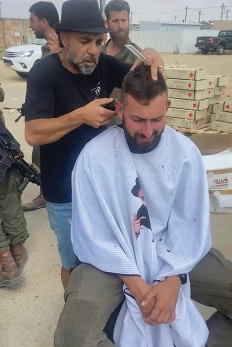 מעצב שיער ניסים זיני סיפר חיילים במחנה האימונים צאלים (צילום: יחצ)