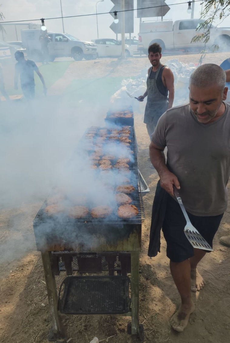 התנדבות אזרחים בצומת אורים (צילום: ללא קרדיט)