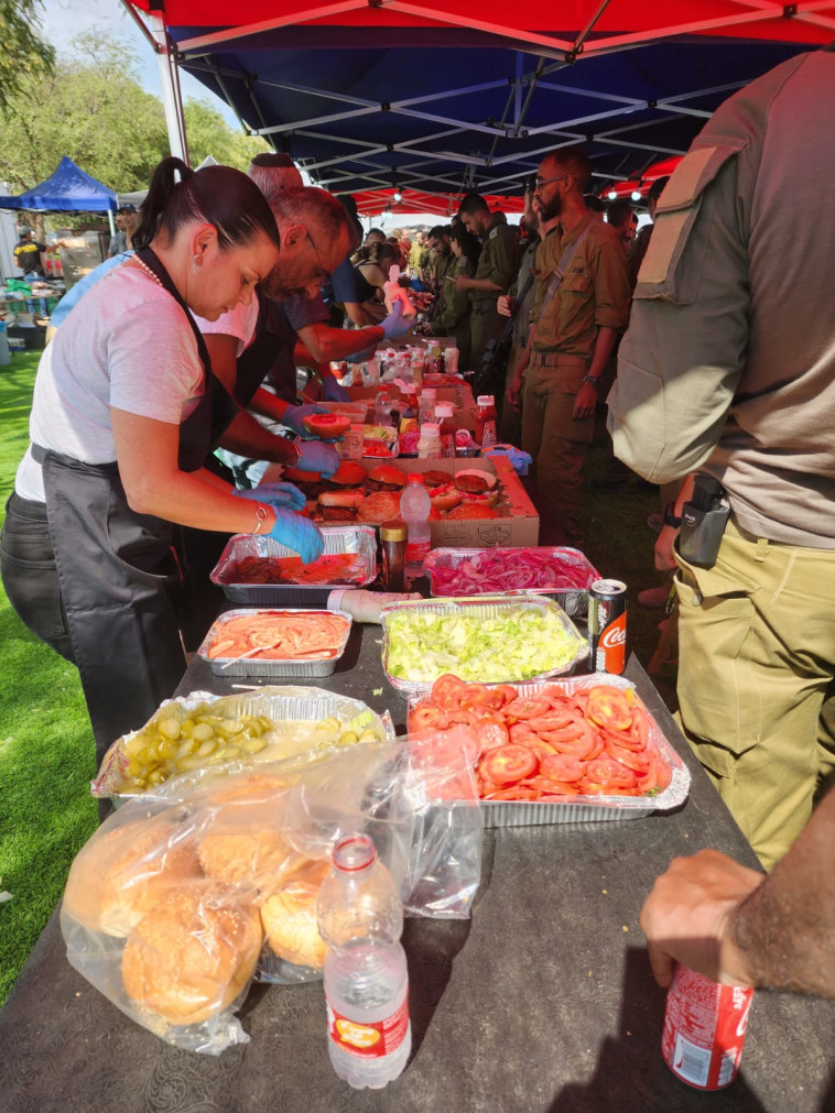 התנדבות למען החיילים בעוטף  (צילום: ללא קרדיט)