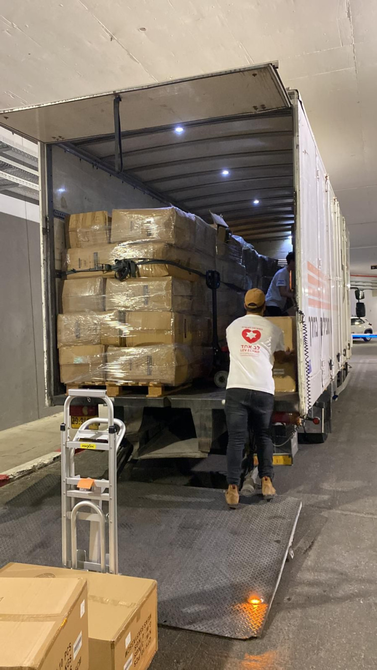 מעמיסים ציוד לעוטף. מתנדבי ''לב אחד''