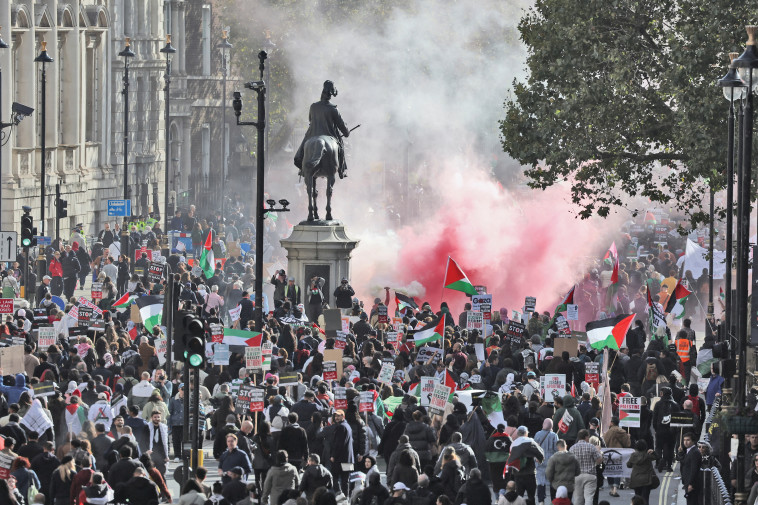 הפגנה פרו פלסטינית בלונדון (צילום: רויטרס)