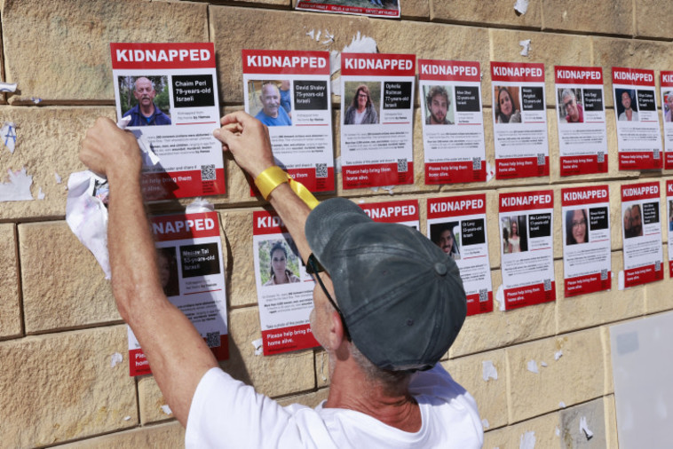 תליית מודעות למען הנעדרים, מבצע חרבות ברזל