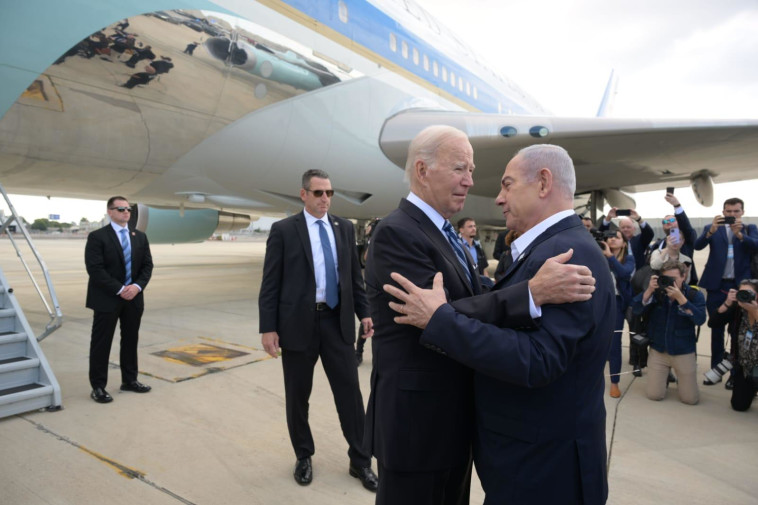 בנימין נתניהו וג'ו ביידן עם נחיתתו בישראל(צילום: אבי אוחיון, לע''מ)