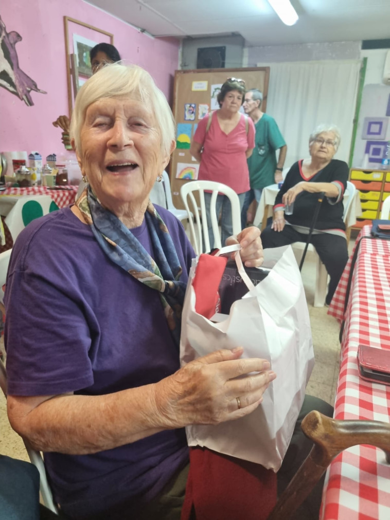 ניצולה עם ערכת החירום 