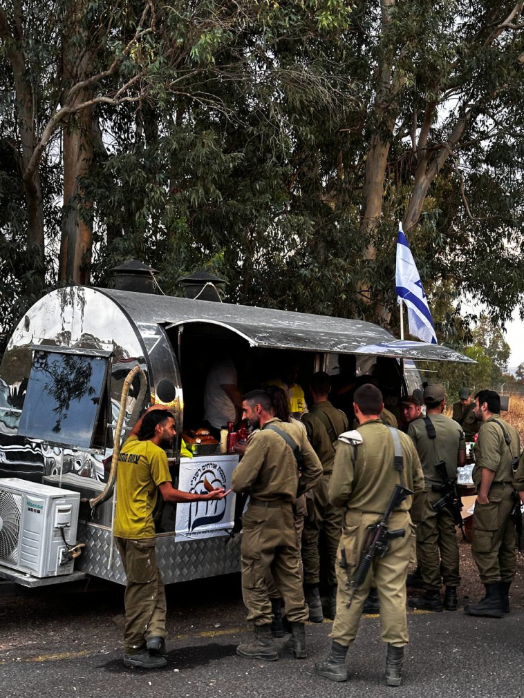 המתנדבים מהכנסת האורחים במירון מפנקים את החיילים בצפון