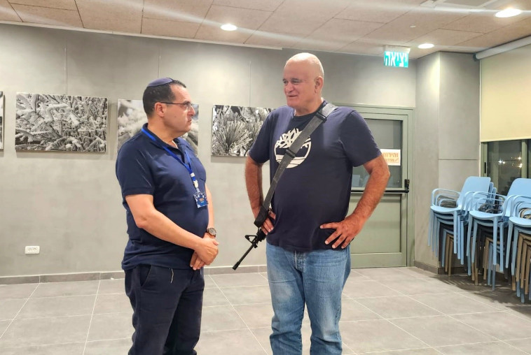 ראש מועצה אזורית הערבה התיכונה מאיר צור (מימין) ומנהל מחוז דרום במשרד