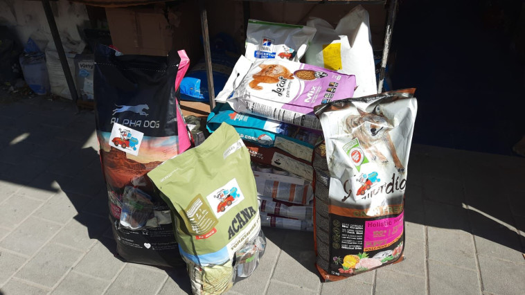 מזון שנתרם לכלבי וחתולי העוטף (צילום: שירן פרץ)