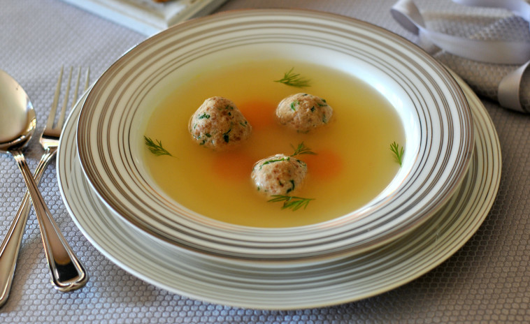 מרק עוף עם קניידלך אגוזים 