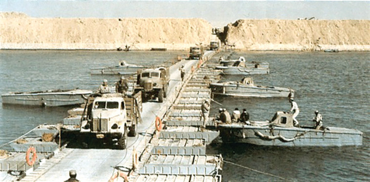 הצבא המצרי חוצה את התעלה, מלחמת יום כיפור (צילום: Military Battles on the Egyptian Front by Gammal Hammad)