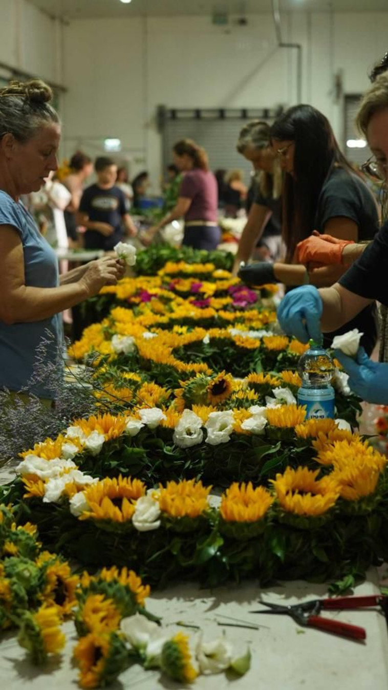 מיצג אנשי הפרחים בכיכר התרבות בתל אביב-יפו 